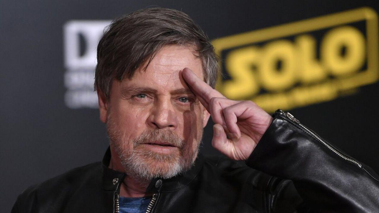 Mark Hamill haciendo una seña de despedida
