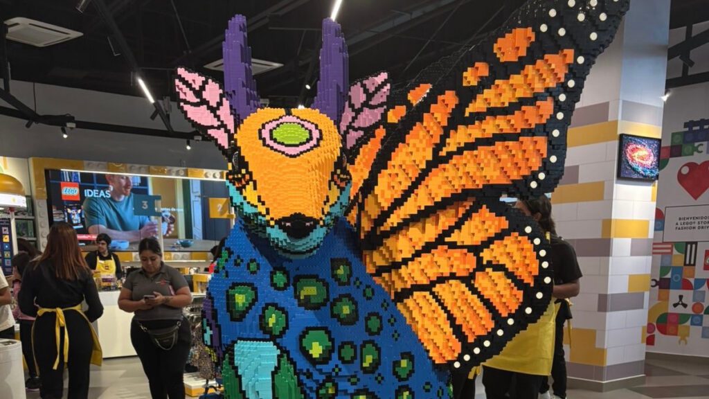 Mariposa hecha con LEGO