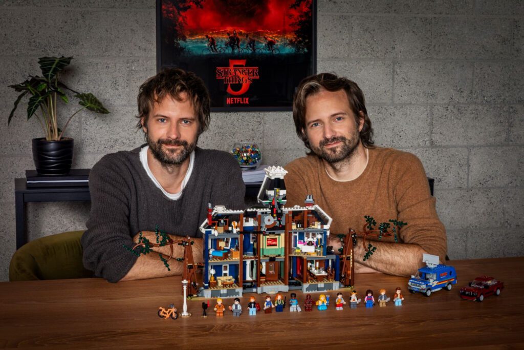 Creadores de Stranger Things con casa Lego