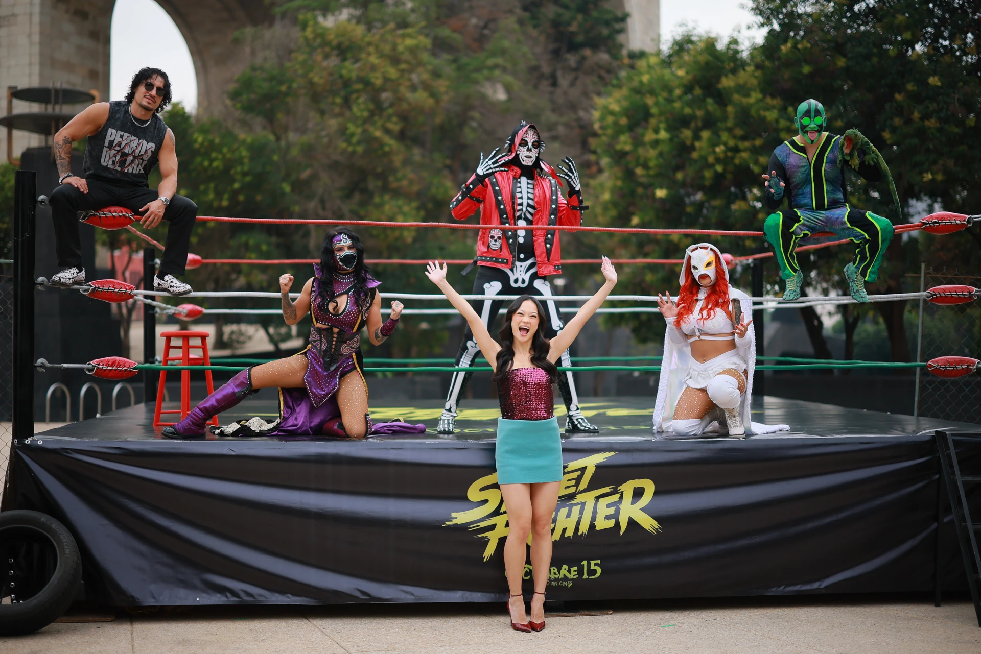 Cast de la película Street Fighter en el Monumento a la Revolución