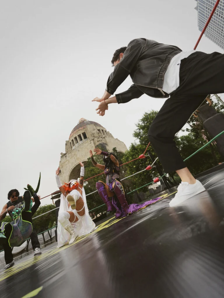 Cast de la película Street Fighter en el Monumento a la Revolución